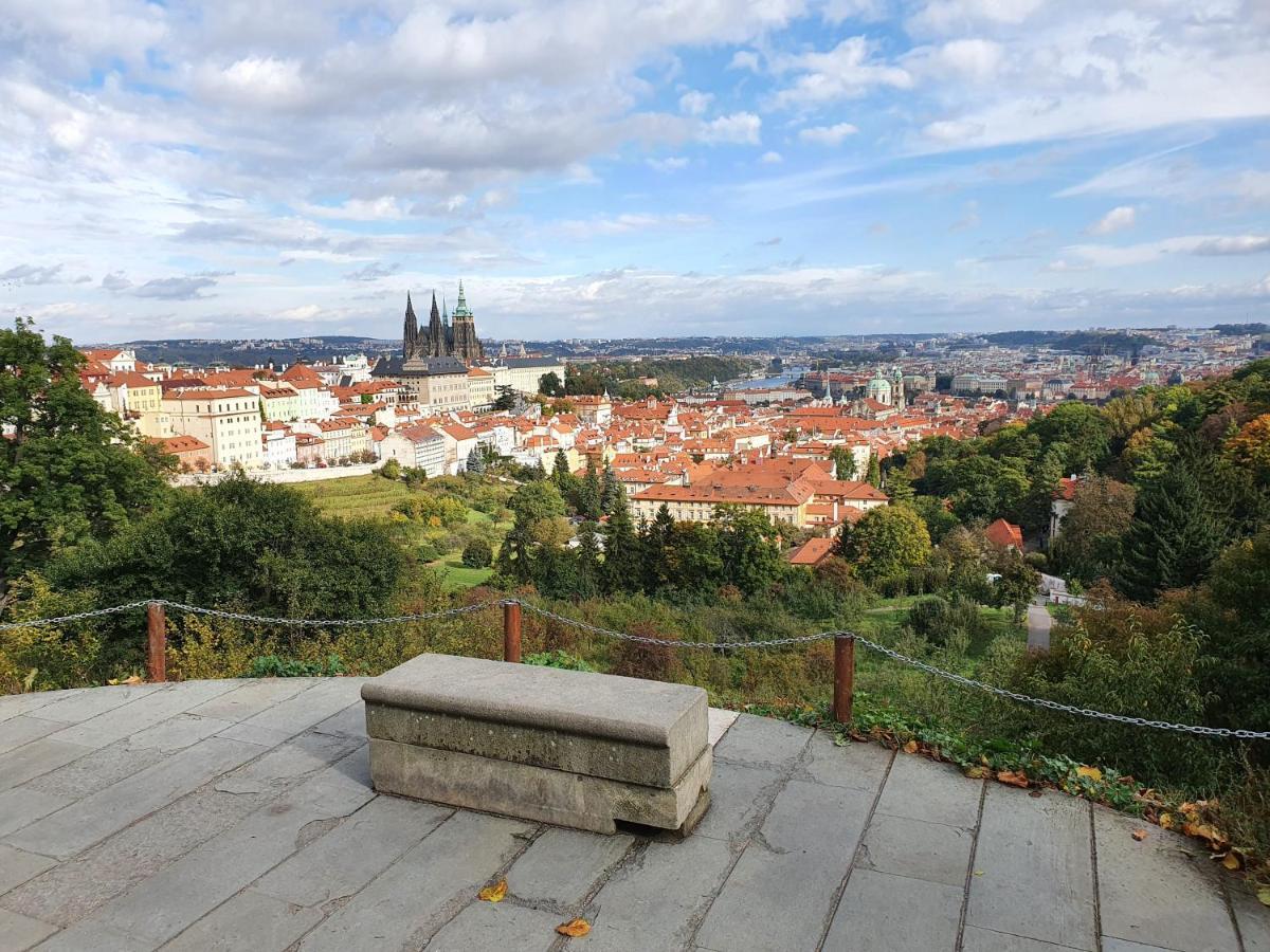 Cozy Near Castle Apartment Prag
